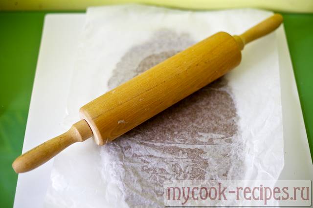 roll with a rolling pin according to the sheet of baking paper roll with a rolling pin according to the sheet of baking paper