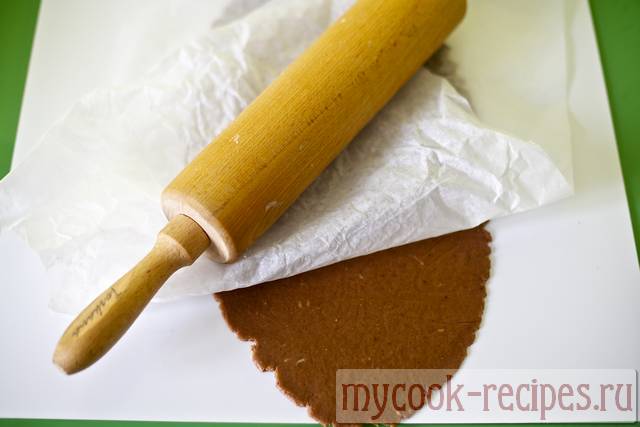 roll with a rolling pin according to the sheet of baking paper roll with a rolling pin according to the sheet of baking paper