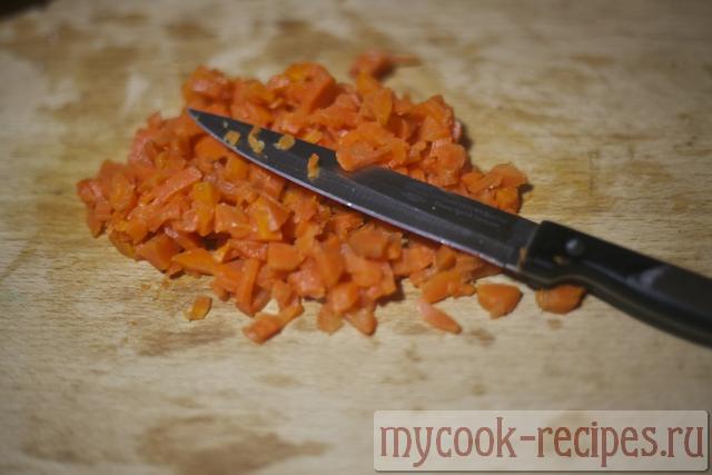 Отварная морковь нарезанная кубиками Отварная морковь нарезанная кубиками