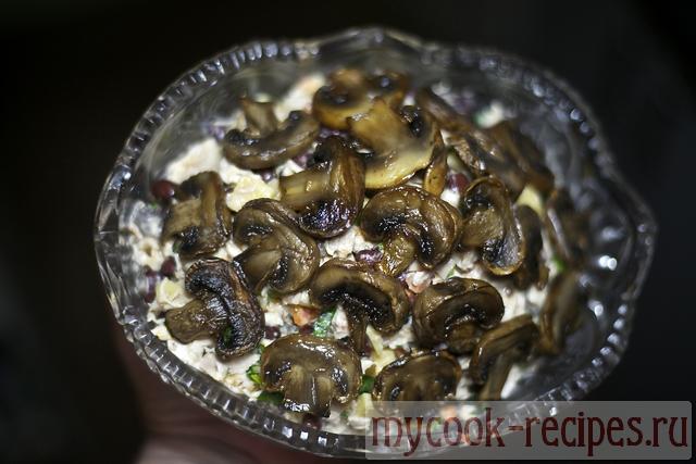 Салат с курицей и шампиньонами в готовом виде Салат с курицей и шампиньонами в готовом виде
