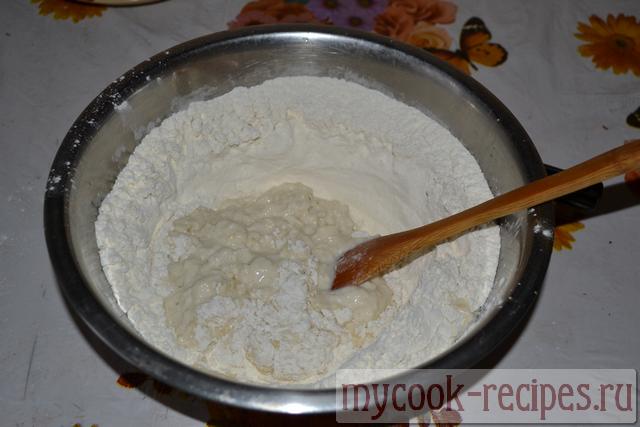 Вымешиваем лопаточкой всю муку Вымешиваем лопаточкой всю муку