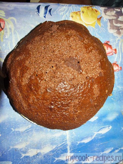 Выкладываем коржи друг на друга, промазывая их кремом Выкладываем коржи друг на друга, промазывая их кремом