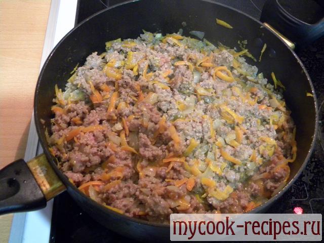 Обжариваем мясо на сковороде с луком Обжариваем мясо на сковороде с луком