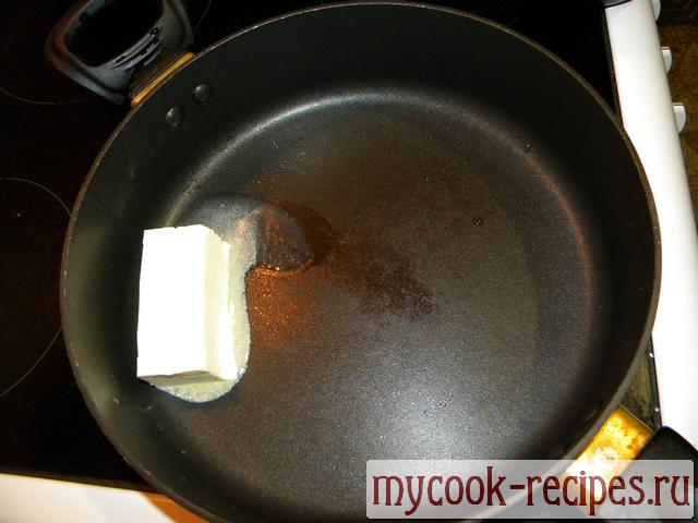 Кусочек масла на сковороде Кусочек масла на сковороде
