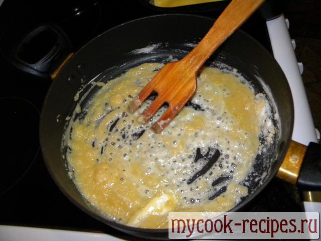 Обжариваем муку на масле с молоком Обжариваем муку на масле с молоком
