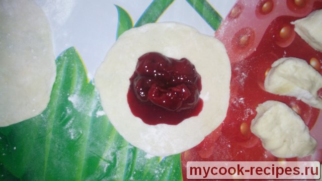 Выложить вишню внутрь вареника Выложить вишню внутрь вареника