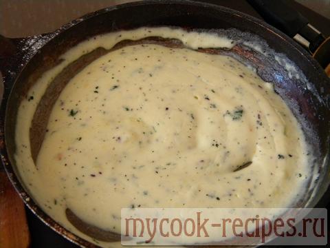 жюльен с шампиньонами, блюдо с курицей, блюдо с грибами,сметанный соус